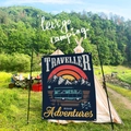 Détail de la bannière de camping vintage avec design d'aventure en montagne et œillets - 73X95CM (Peluche Courte à Boucle Améliorée) / Voyageur d'Aventures Routières (ZJ1019-20)