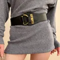 Vue détaillée d'une large ceinture en cuir noir avec boucle dorée sur une robe grise - 63# Noir Géométrique Large
