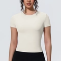 Détail du t-shirt de yoga crème avec tissu respirant et coupe sportive ajustée - Ivoire Clair