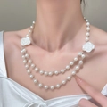 Collier double rang en perles blanches avec roses 3D délicates et chaîne en argenté - Collier de Perles Artificielles Double Rang Rose Blanche (K-317)