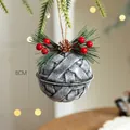 8cm Vintage Weihnachtsglocke aus schwarzem Metall mit Kunstschnee Kiefernnadeln und Beeren - 8cm Silbergraue geflochtene Glocke