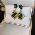 Boucles d'oreilles vintage dorées avec pierres précieuses rectangulaires vert émeraude - Boucles d'Oreilles Clous Rectangulaires Émeraude Twist Dorées