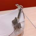 Portachiavi bulldog francese scintillante con strass grigi su borsa bianca - Grigio