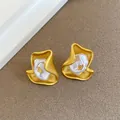 Orecchini a onda in oro opaco con perle barocche e dettagli in foglia d'oro - 2# Perno in Argento-Forma di Petalo / Oro Opaco