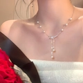 Elegante collana di perle con fiocco e catena argentata indossata dalla modella - Argento - Collana Di Design Con Fiocco e Nappine