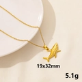 Collana con ciondolo a squalo dorato in acciaio inossidabile 18K, 19x32mm, peso 5,1g - Squalo / Oro