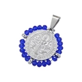 Dettaglio macro della medaglia di San Benedetto in argento con perline di vetro blu - Cristallo Blu Profondo Platino