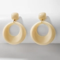 Gedetailleerd shot van retro crème acryl geometrische oorringen met gouden accenten - Zilveren oorknopje-Wit / Witte Geometrische Stijl