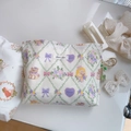 Détail de la trousse à maquillage en coton avec motif d'ours et étiquette simple wish - Fille de l'Ours Coeur Violet Clair