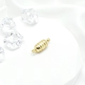 Magnetischer Schmuckverschluss in Goldform für Perlenketten auf weißer Seide - 5mm / Gold