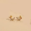 Détail de boucles d'oreilles en zircons colorés plaquées or 14K au design en éventail - Forme en C/Éventail de Pierres Précieuses Colorées