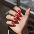 Macro detail van glanzende dieprode ovale kunstnagels met een luxe glanzende afwerking - Glanzende Rode Ovale Stijl (CW515)