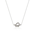 Collana con ciondolo a nodo argento minimalista con finitura metallica su sfondo bianco - Collana / Color Acciaio