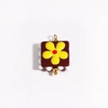 Dettaglio di un ciondolo quadrato in smalto rosso con fiore giallo e anelli dorati - Base Rosso Profondo Fiore Giallo Centro Rosso Punti Bianchi (Stile 8)