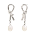Pendientes de nudo plateados con perlas colgantes en diseño minimalista fondo blanco - Pendientes de Perlas con Nudo - Color Acero