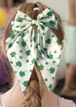 Nœud à cheveux blanc élégant avec imprimé trèfle vert porté sur une queue de cheval - Blanc avec trèfle vert / [attributs Du Produit] Il S'agit D'un [accessoire Pour Cheveux D'enfant] Plus Précisément D'un Grand [nœud] Porté Sur La Queue De Cheval Du Mannequin. Le Produit Présente Une Base [blanche] Ornée D'un Motif [trèfle À Quatre Feuilles Vert] Et Est Confectionné Dans Un Tissu À La Texture [textile]. [présentation Visuelle] L'image Utilise Des Gros Plans Pour Bien Montrer L'effet Du Nœud Lorsqu'il Est Porté. La Composition Met En Valeur Le Produit Principal Avec Un Éclairage Naturel Et Un Arrière-plan Flou Ce Qui Donne Un Bon Rendu Visuel. La Qualité De L'image Est [élevée] Avec Une Excellente Netteté Et Une Esthétique Soignée Et La Présentation Est Professionnelle. [contenu Textuel] L'image Ne Contient [aucun Texte] Ni Logo Ni Filigrane. [conclusion De L'évaluation] L'image Est Conforme Aux Spécifications Et Peut Être Utilisée Directement. [étiquetage Logistique] Ce Produit Est Un Accessoire Pour Cheveux En Tissu Courant Et Ne Nécessite [aucune] Étiquette Logistique Particulière. [risque De Contrefaçon] Le Trèfle À Quatre Feuilles Est Un Motif Générique Et Aucun Élément De Marque Spécifique N'a Été Trouvé ; Par Conséquent Il N'y A [aucun] Risque De Contrefaçon. [paramètres Du Produit] Aucune Information Spécifique Sur Les Paramètres N'a Été Identifiée.