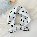 Petit carré en coton et lin blanc à pois noirs avec bordure noire utilisé comme ruban à cheveux - Point d'Encre Blanc