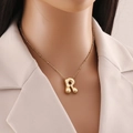 Dettaglio della collana con pendente a lettera R effetto bolla placcata oro 18K - Lettera R