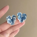 Dettaglio orecchini a fiore in marmo blu con cristallo centrale e ago in argento - Perno in argento-Blu