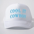 Vista frontale del berretto trucker bianco con ricamo Cool It Cowboy blu e cordoncino - Bianco
