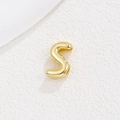 Nahaufnahme des polierten goldenen S-Anhängers mit glänzendem Finish auf weißem Grund - S-Stil (5772646001933) / Nur Anhänger / Gold