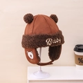 Detailansicht der braunen Winter-Bärenmütze mit weichem Fleecefutter und Baby-Stickerei - Kinder ca. 3-10 Jahre / Dunkelbraun