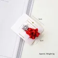 Fermaglio natalizio in velluto rosso con fiocco di neve di paillettes argento su carta - Fermaglio per Capelli ad Albero di Natale con Fiocco di Neve Rosso