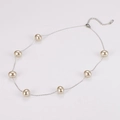 Dettaglio della collana in argento con eleganti perle oro chiaro e chiusura a moschettone - Collana Argento