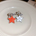 Boucles d'oreilles étoile avec smiley et cristaux en finition orange et blanc - Étoile Souriante / Blanc Orange