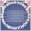 Amazonit-Schwesterarmband mit weißen SISTER-Buchstabenperlen auf einer floralen Geschenkkarte - An meine Schwester