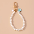 Detalle de llavero de perlas elegante con flor azul claro y cierre de mosquetón dorado - Azul