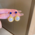 Orecchini pendenti vintage in oro con perle e gemme blu con finitura intrecciata - 32# Perla a Cerchio Con Accento Blu Profondo