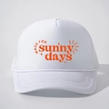 Détail de la casquette trucker blanche avec texte orange en mousse et filet respirant - Tout Blanc