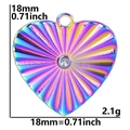 Detalle de dimensiones del colgante de corazón arcoíris con tamaño 18mm y peso 2,1g - Arco iris
