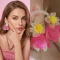 Detailansicht und Model-Foto der rosa Rosenblüten-Ohrringe für einen süßen floralen Look - 14# Silber-Ohrstecker - Weiß - Rosa