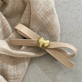 Pince à cheveux nœud en cuir beige avec breloque cœur doré pour accessoires de coiffure - Pince à Cheveux Noeud Coeur / Coeur Kaki