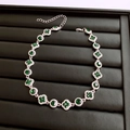 Detalle del collar vintage con gemas verdes y flores plateadas en un estuche de joyas - Collar - Plata - Verde
