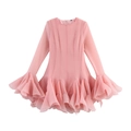 Abito corto rosa a maniche lunghe con balze a strati e texture plissettata su bianco - S / Rosa