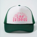 Klassische grün-weiße Trucker-Mütze mit pinkem Day Drinker Druck und Netzrücken - Einheitsgröße / Weiß & Dunkelgrün