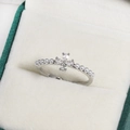Silver flower ring with sparkling zircon stones and small white pearls on band - Four-Petal Flower Shape and Pearl Decoration Style (白金色4)