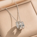 Vue macro du collier en acier titane argenté avec pendentif multi-anneaux pavé - 8941 Collier Serpent en Argent