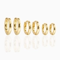 Set dettagliato di tre orecchini a cerchio lucidi placcati oro 18K in varie misure - Oro