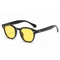 Lunettes de soleil rondes rétro noires avec verres jaunes et rivets argentés - Monture Noire Verres Jaunes (C7)