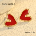 Détail de boucles d'oreilles cœur rouge irrégulier avec bord doré et taille 1,32 cm - Or