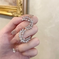 Pendiente de plata con circonitas en diseño de hojas de vid para un look elegante - Plata (Pin de plata)