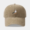 Dettaglio del ricamo di un uccello su un cappello da baseball vintage in cotone lavato - Regolabile / Cachi