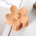 Detail van warme oranje matte bloem haarklem met tandenontwerp op een wit boek voor vrouwen - 7cm / Khaki