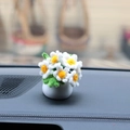 Margherita fatta a mano in scovolini in vaso bianco su cruscotto dell'auto - Margherita in Vaso di Ciniglia