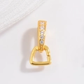 Makro-Detail von goldenem S925 Sterlingsilber Anhängerverschluss mit fünf Zirkonoxid Steinen - Gold Weißer Zirkon Bullennasenverschluss