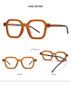 Dettagli di montature quadrate marrone sabbia con texture opaca traslucida - Montatura Arancione Lente Bianca